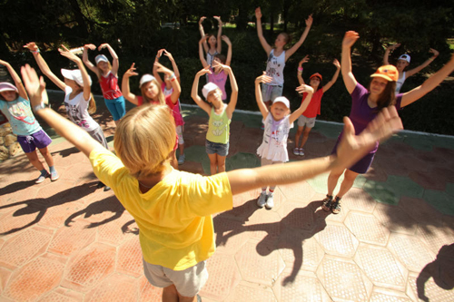 Медведев проведет совещание по организации летнего отдыха детей