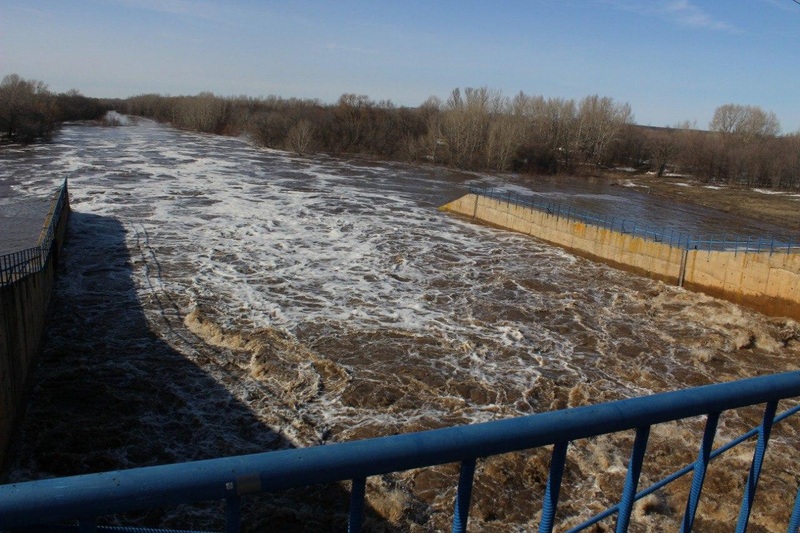 Паводок на сорочинском водохранилище. Понтонный мост. Паводок на сорочинском водохранилище. Сорочинск водохранилище. Паводок на сорочинском водохранилище.