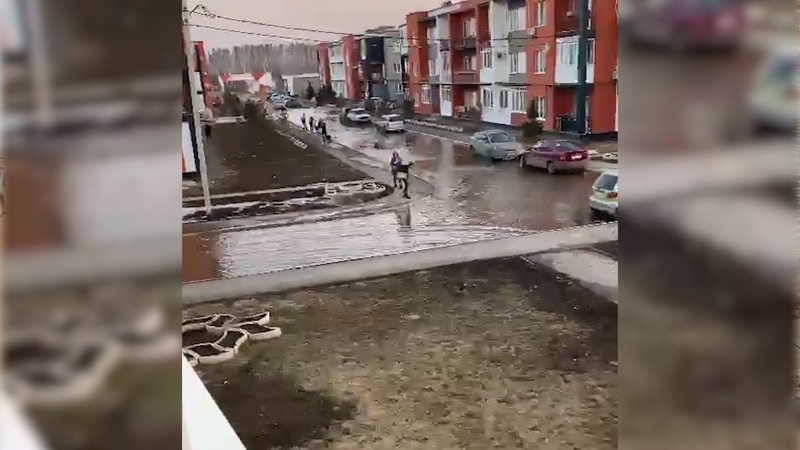 Нежинка оренбург подтопление. Потоп в Оренбурге. Оренбург затопление. Потоп в школе. Оренбург наводнение со спутника.