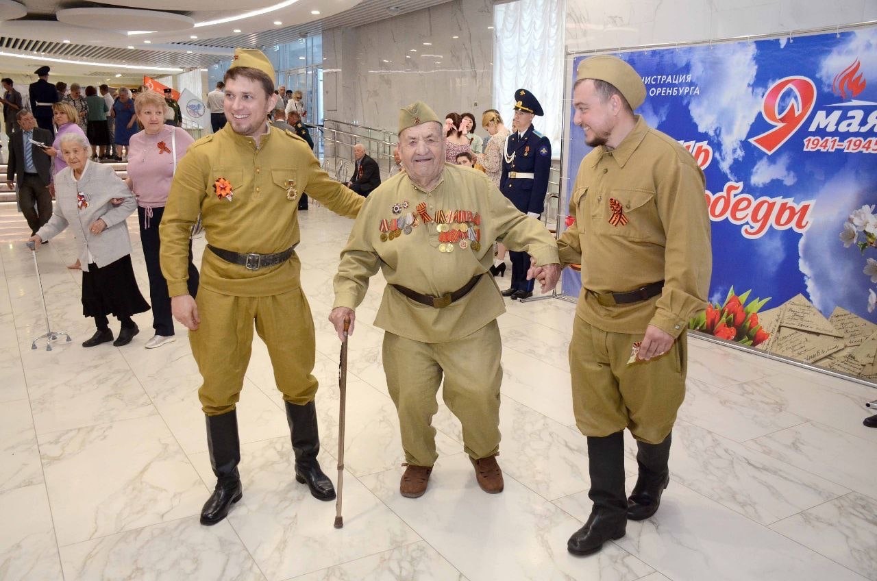 Украинских ветеранов "поздравили" с 9 мая открыткой с угрозой. Вручено персонально